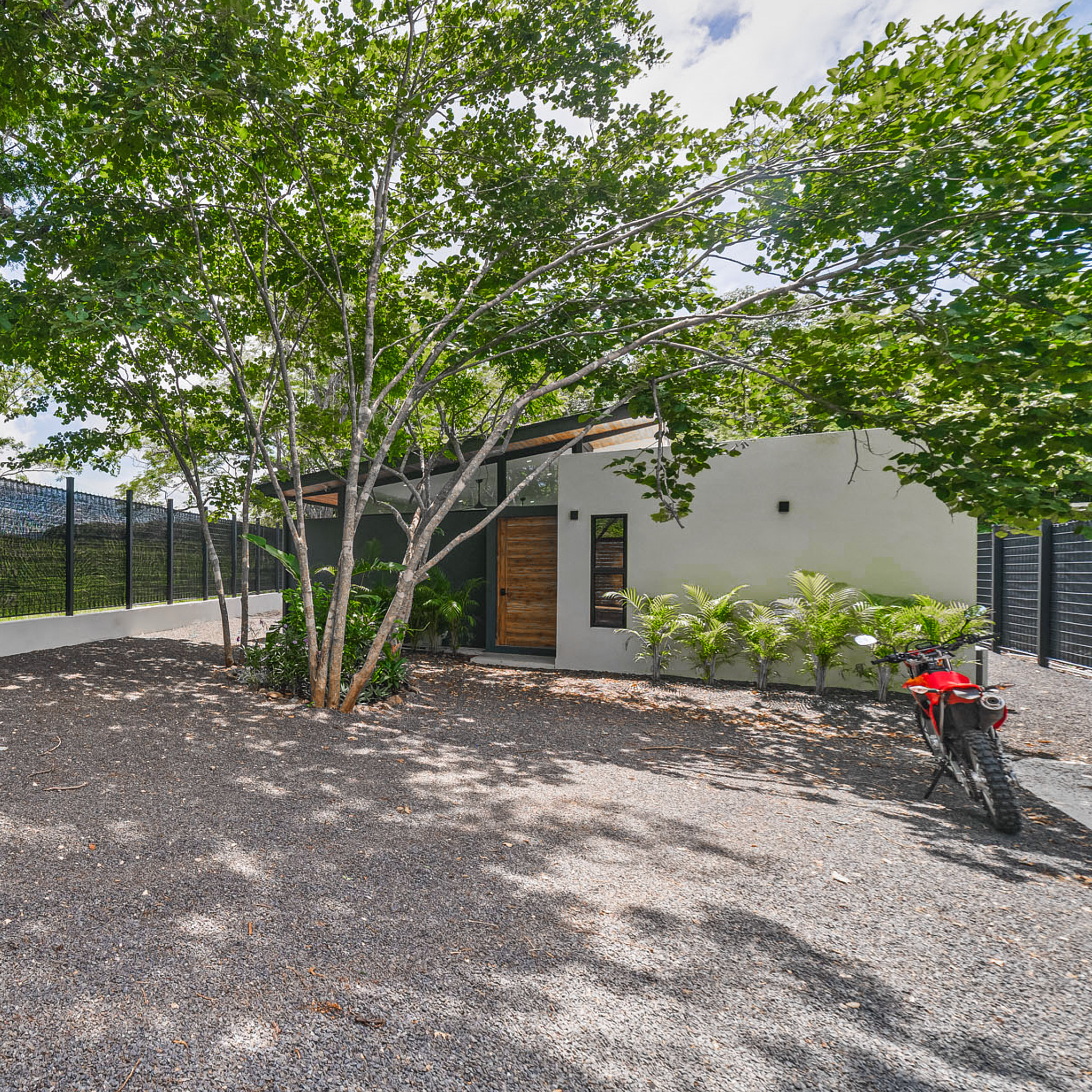 View from the front garden toward the main façade of the closed bedroom volume.